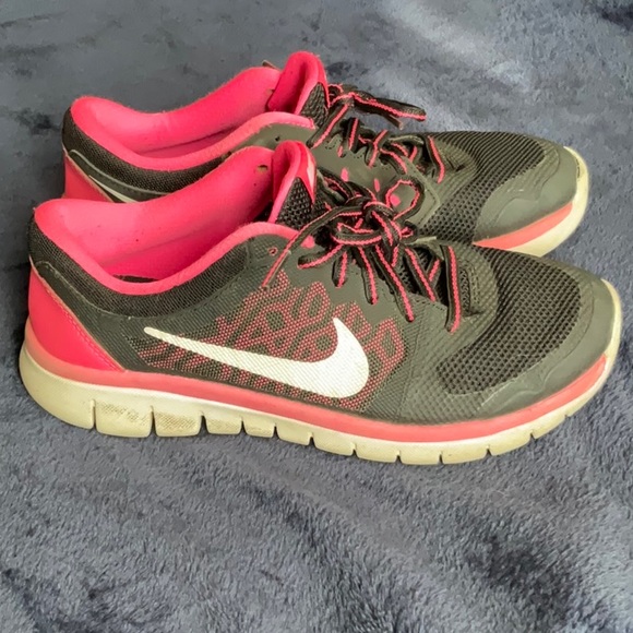 NIKE 2015 FLEX Girl’s Sneaker 4.5 Black/Pink - Picture 3 of 5